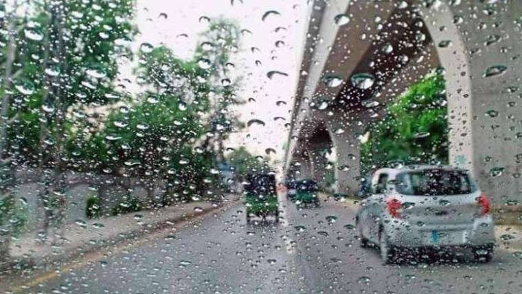 لاہور:  مختلف علاقوں میں علی الصبح بارش کے بعد موسم خوشگوار