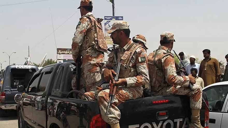 Rangers arrest three members of 'Makha Gang' in Karachi, seize cash and phones