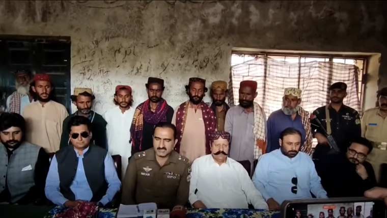 انتہائی مطلوب ڈاکو مریدا نوکانی نے 11 ساتھیوں سمیت ہتھیار ڈال دیئے