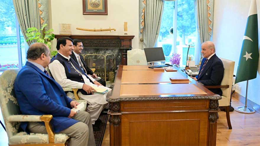 Amir Muqam briefs PM on welfare projects in Azad Kashmir, GB, KP
