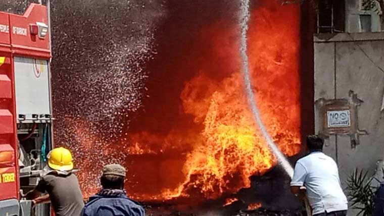 کراچی: دبئی شاپنگ مال کے گودام میں آتشزدگی، کئی دکانیں خاکستر