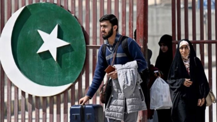 ایران سے ہزاروں پاکستانی گوادر اور چاغی کے راستے پاکستان پہنچ گئے