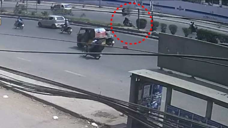 کراچی: ٹریفک حادثے میں 2 نوجوان جاں بحق، ویڈیو منظر عام پر آگئی