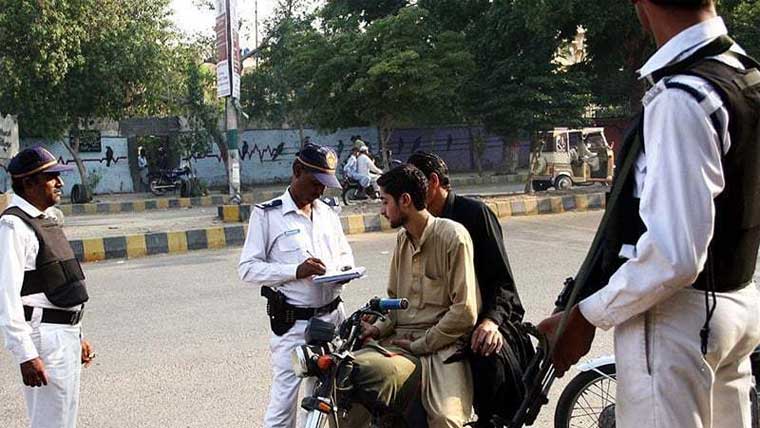 کراچی ٹریفک پولیس نے متعدد گاڑیوں کو بلیک لسٹ کر دیا