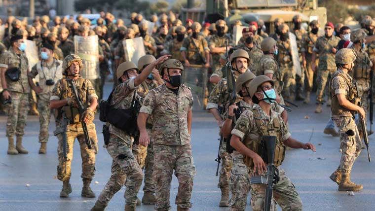 اسرائیلی فوجیوں کی جنوبی لبنان میں گھروں اور بینک میں لوٹ مار