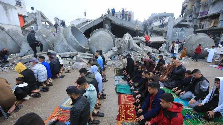 غزہ میں فلسطینیوں نے تباہ عمارتوں کے ملبے کے درمیان نمازِعیدالفطر ادا کی