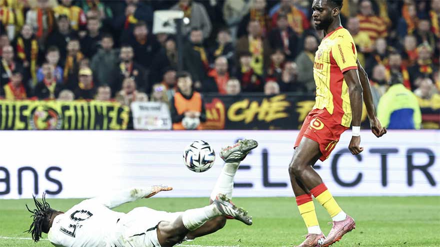 Lens go top of Ligue 1 with handsome Angers win