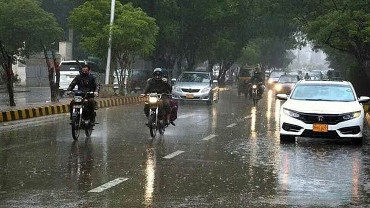 کراچی کے مختلف علاقوں میں تیز ہواؤں اور گرج چمک کیساتھ موسلا دھار بارش