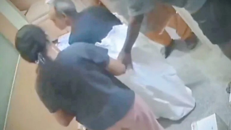 نوجوان لڑکی باپ کو ڈبے میں ڈال کر کوریئر کرنے پہنچ گئی