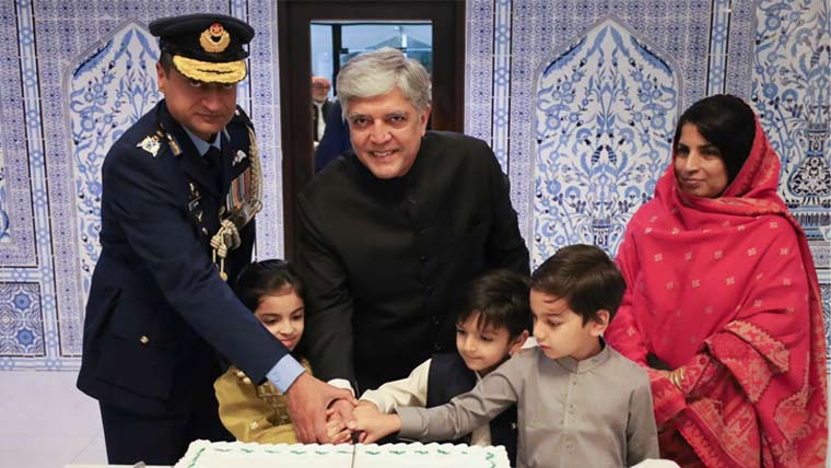 ابوظہبی میں پرچم کشائی، سفیر شفقات علی خان کا استحکام پر زور