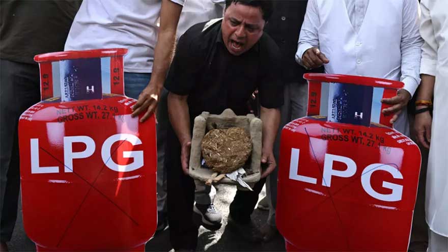 Dunya News Gas shortages push India's poor back to wood and coal