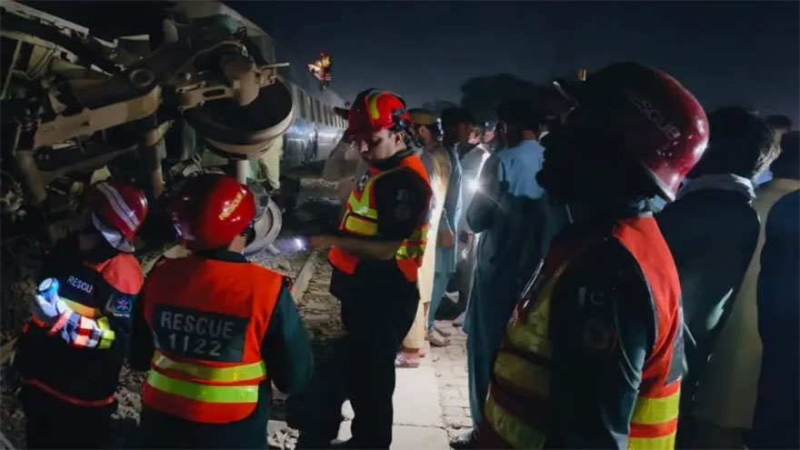 Several injured as Tezgam Express derails near Lodhran
