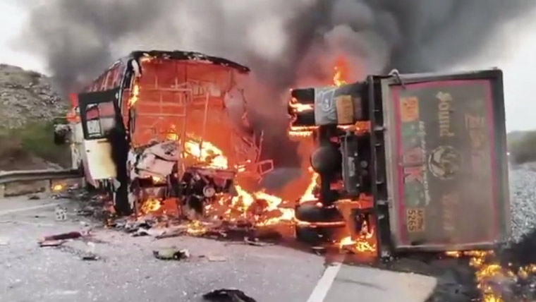 بھارت: مسافر بس اور ڈمپر میں تصادم، 14 افراد ہلاک، 25 زخمی