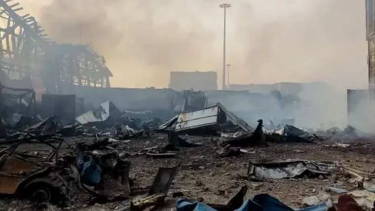 ایرانی شہر بندر عباس میں فضائی حملے، کثیر المنزلہ رہائشی عمارت ملبے کا ڈھیر بن گئی