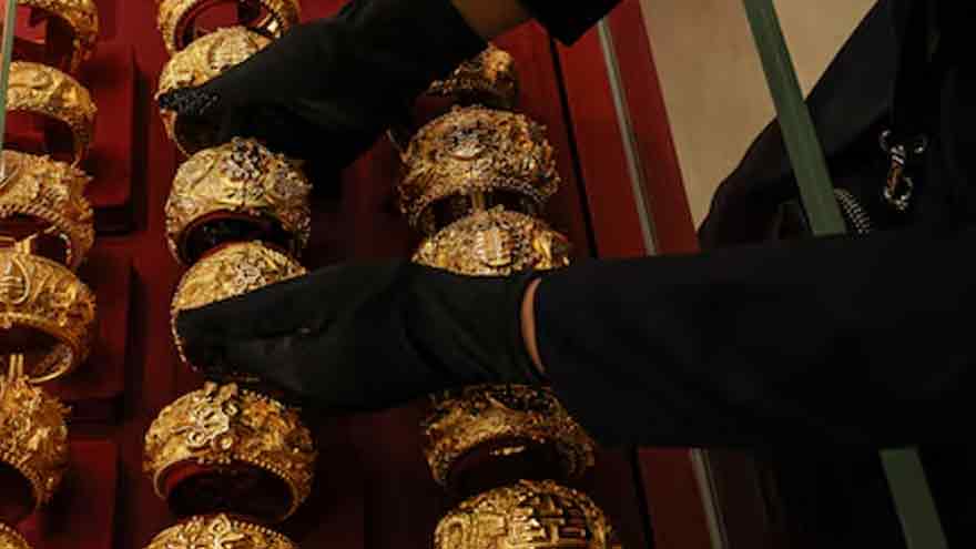 Gold rises on softer dollar, but on track for fourth weekly drop