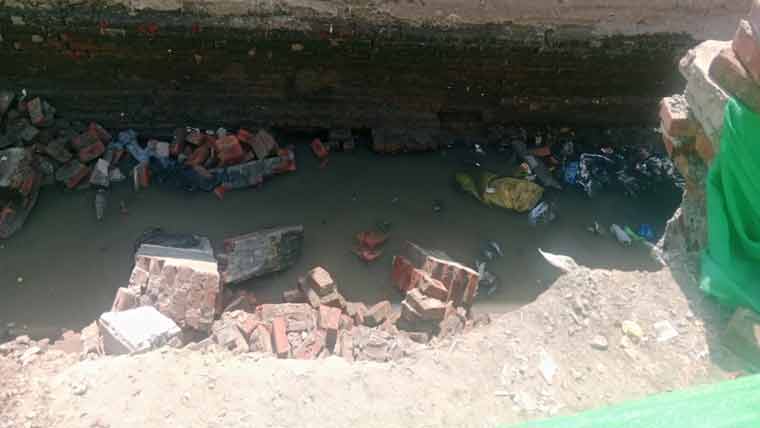 لاہور: اکبری گیٹ میں دیوار گرنے سے نالے میں گر کر بچی جاں بحق