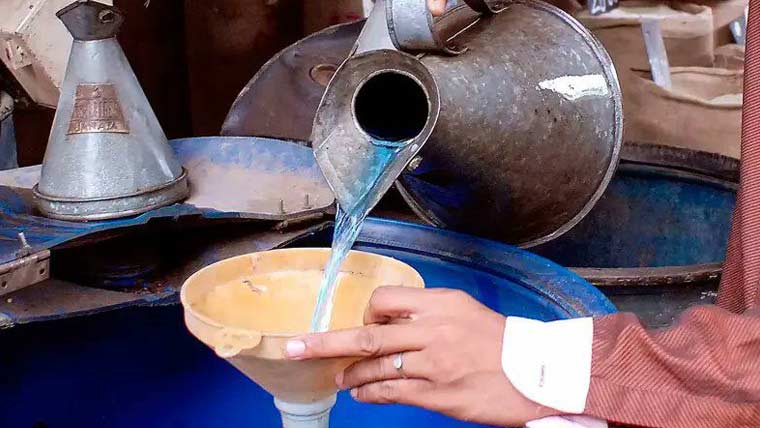 جنگی ماحول کے اثرات، مٹی کا تیل مزید 4 روپے 66 پیسے فی لیٹر مہنگا ہوگیا