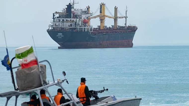 پاسداران انقلاب نے 3 بحری جہازوں کو وارننگ دیکر آبنائے ہرمز سے واپس بھیج دیا