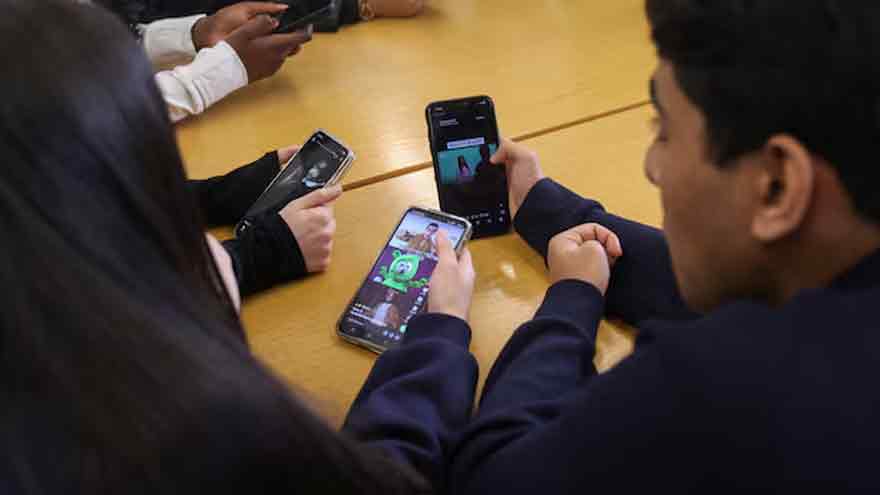 UK joins global push to rein in children's screen use with national guidance