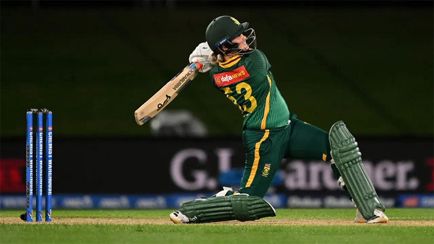 Reyneke's last-ball six seals thriller for South Africa Women