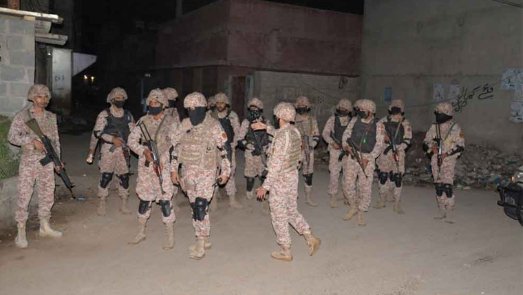 کراچی: رینجرز کی کارروائی، سٹریٹ کرائمز اور منشیات فروشی میں ملوث 3 ملزمان گرفتار