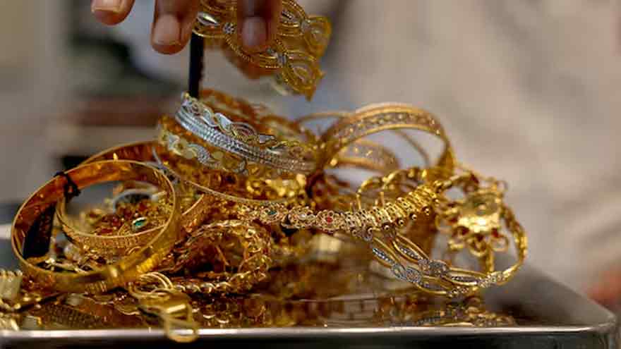 Gold steady as softer dollar offsets fading Fed rate-cut hopes