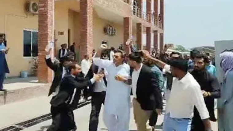 خاور مانیکا تشدد کیس: پی ٹی آئی وکیل کے ناقابلِ ضمانت وارنٹ جاری