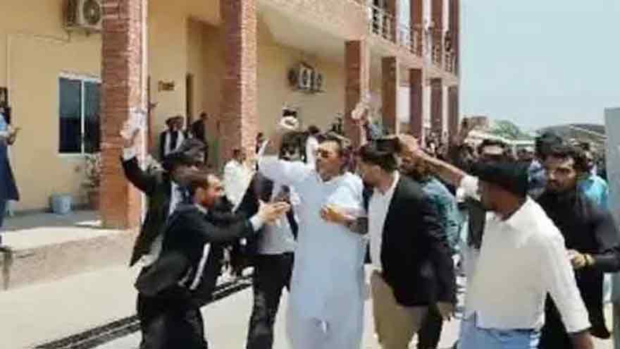 ATC issues non-bailable warrants against PTI lawyer in Maneka assault case