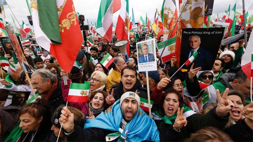 'Long live the Shah': Iranian diaspora back war at Washington rally