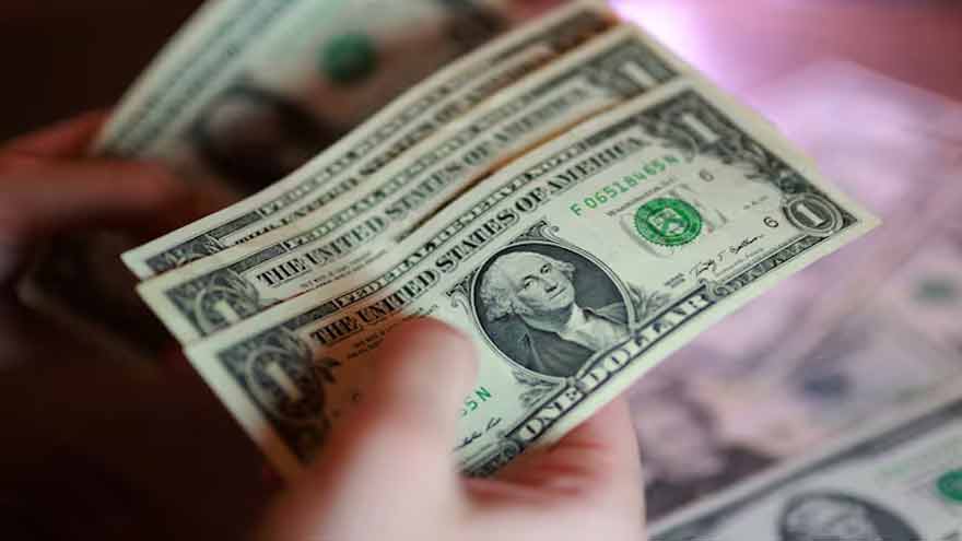 War sets dollar for monthly rise, yen recovers on intervention threat 