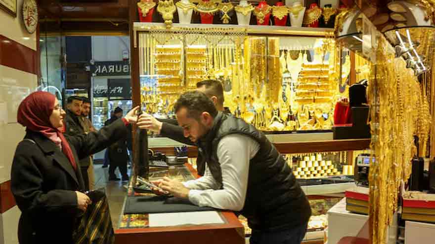 Gold set for worst month in more than 17 years as US rate-cut hopes fade