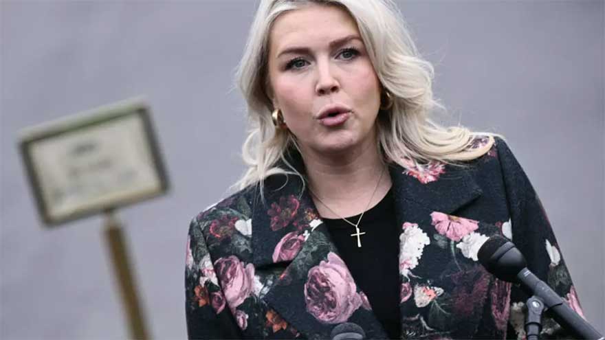 After pope's remark, White House defends praying for US troops