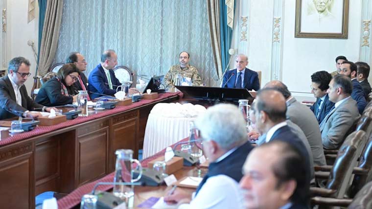 وزیراعظم کی پٹرولیم مصنوعات کی سمگلنگ، ذخیرہ اندوزی کیخلاف سخت اقدامات کی ہدایت