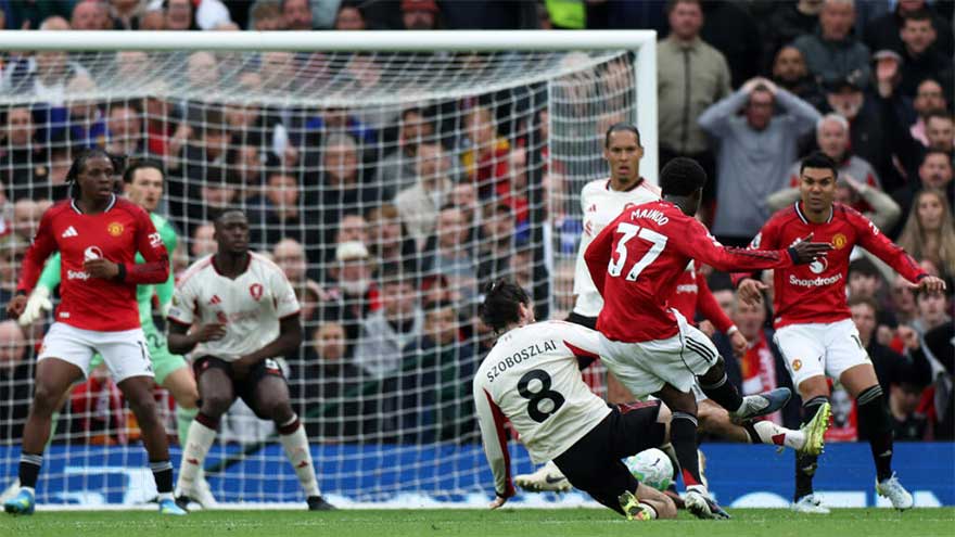 Man Utd beat Liverpool to secure Champions League place