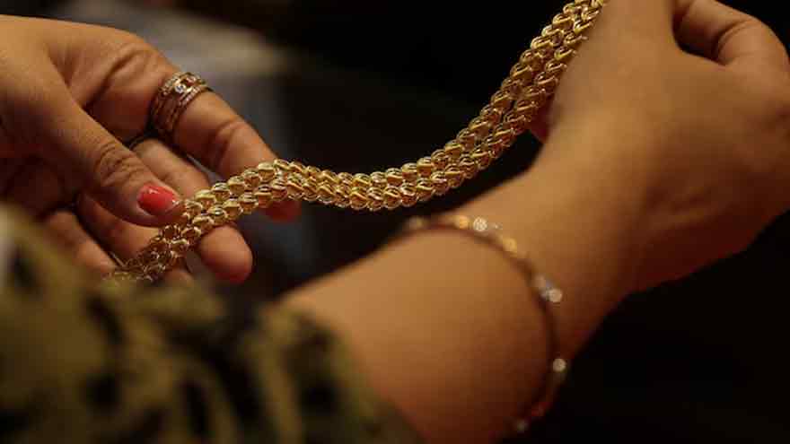 Gold dips as inflation concerns linger