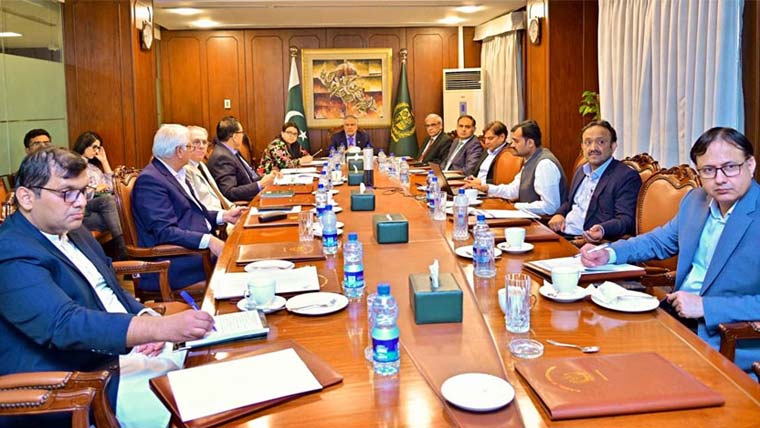 اسحاق ڈار نے پٹرول اور ڈیزل کا سٹاک تسلی بخش قرار دے دیا
