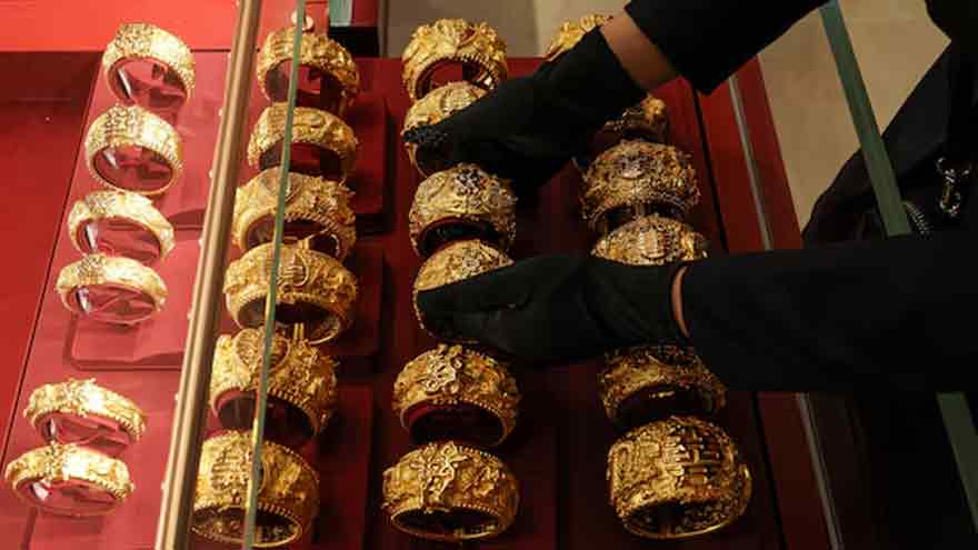 Gold rebounds from over one‑month low but inflation fears cap gains