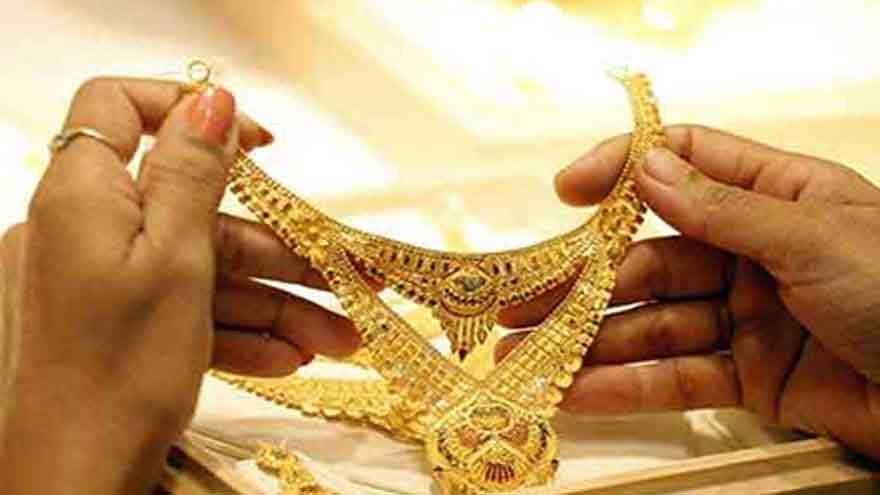 Gold prices fall by Rs2,100 per tola