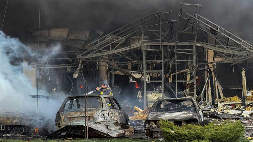 Russian strikes kill 21 in Ukraine