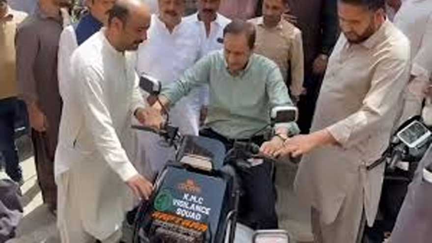 Karachi Mayor Wahab rides electric bike to Sindh Assembly without helmet, licence