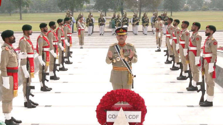 معرکہ حق کی فتح کا ایک سال، جی ایچ کیو میں پروقار تقریب، شہدا کی یادگار پر حاضری