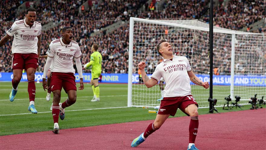 Arsenal survive VAR drama to move closer to title with dramatic win at West Ham