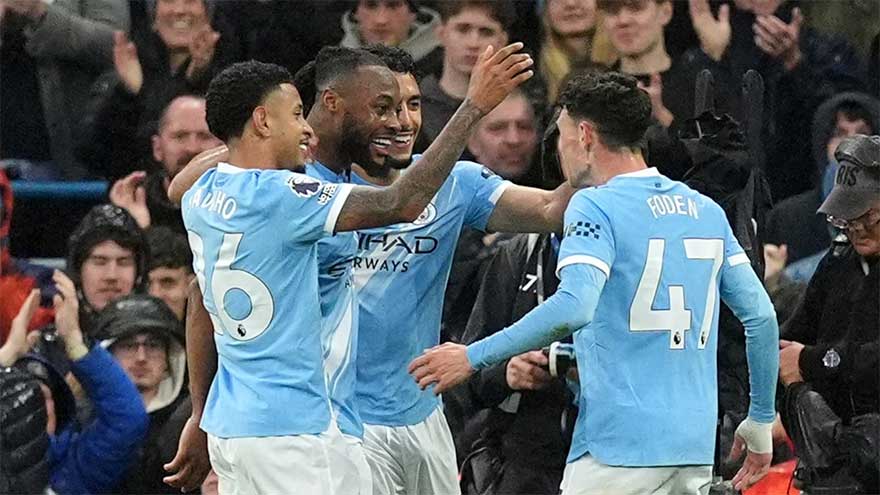 Man City ease past Palace to keep pressure on Arsenal