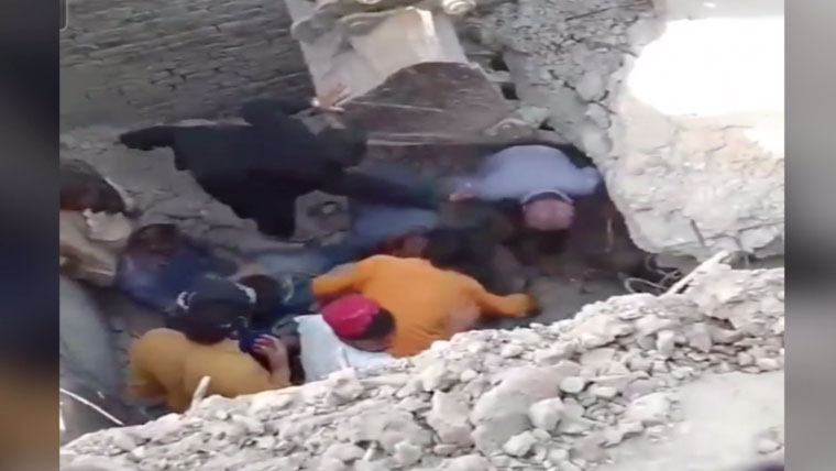 کندھ کوٹ: کھدائی کے دوران خستہ حال پل گرنے سے 4 مزدور دب گئے