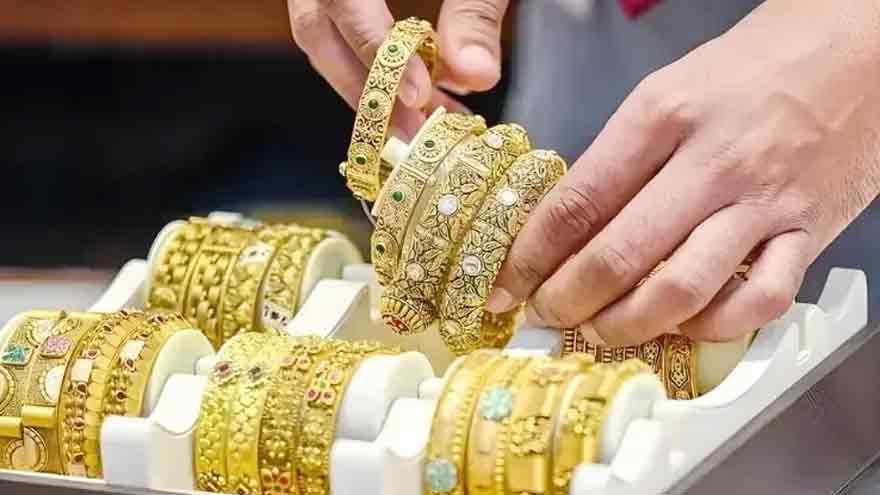 Gold prices fall by Rs15,500 per tola in Pakistan