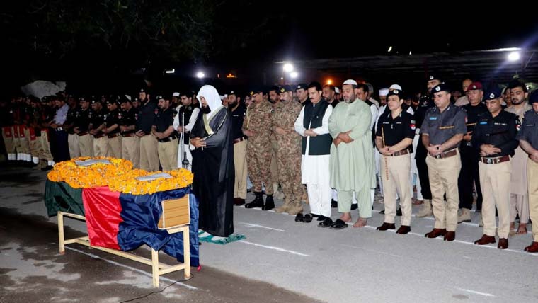 پشاور: شہید پولیس اہلکار یاسر کی نمازِ جنازہ سرکاری اعزاز کے ساتھ ادا