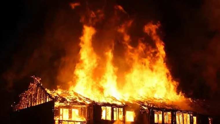 پسند کی شادی پورے گاؤں کا جرم بن گیا، لڑکی والوں نے لڑکے کی برادری کے گھر جلا دیے