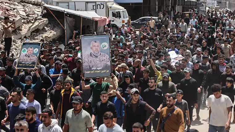 غزہ: القسام کمانڈر عز الدین کے ریاستی قتل کی تصدیق، بیوی اور بیٹی سمیت سپرد خاک