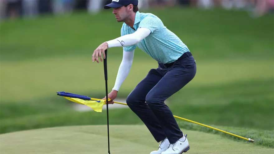 Pal in last duo could ease nerves for PGA leader Smalley