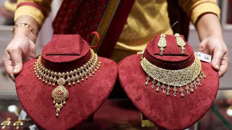 Gold steadies on dip-buying after hitting over one-month low 